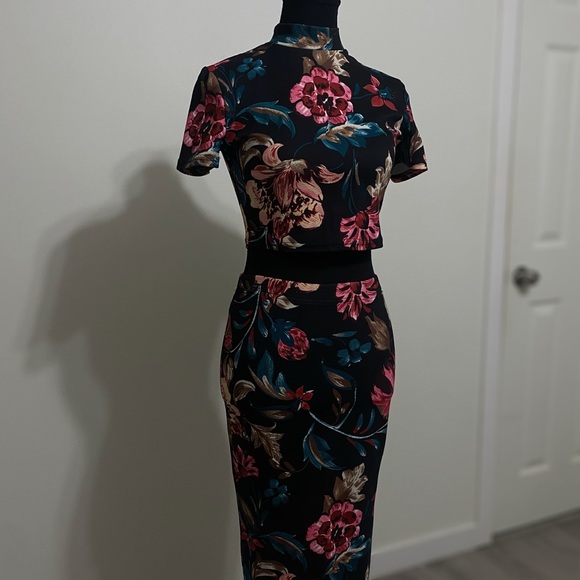 Two Piece Floral Set - Picture 4 of 10